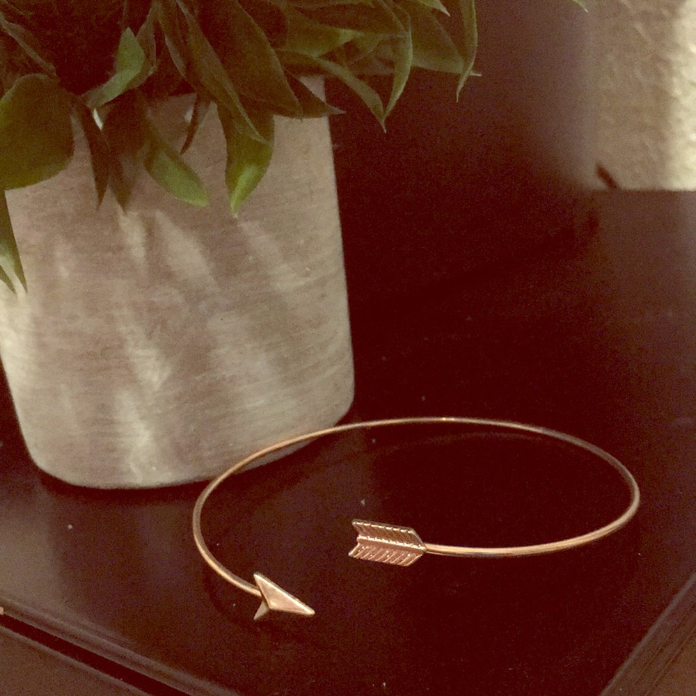Arrow upper arm bangle